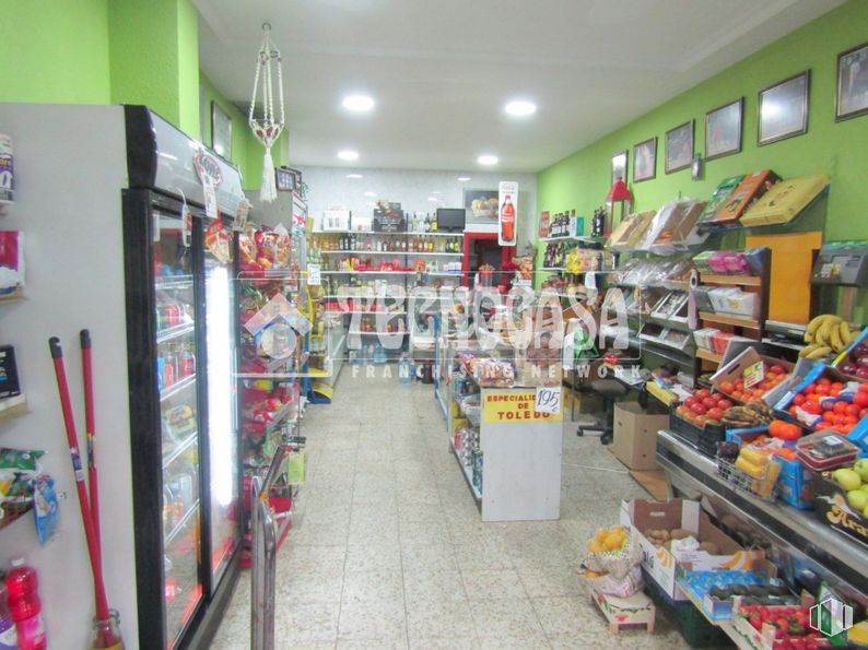 Retail for sale at Zona del Recinto Ferial, Fuenlabrada, Madrid, 28944 with refrigerator, packaged goods, shelf, shelving, interior design, convenience store, customer, publication, retail and trade around