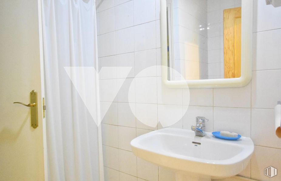 Local en venta en Avenida Machupichu, Hortaleza, Madrid, 28043 con espejo, fregadero, marrón, grifo, accesorio de plomería, propiedad, lavabo, baño, accesorio y púrpura alrededor