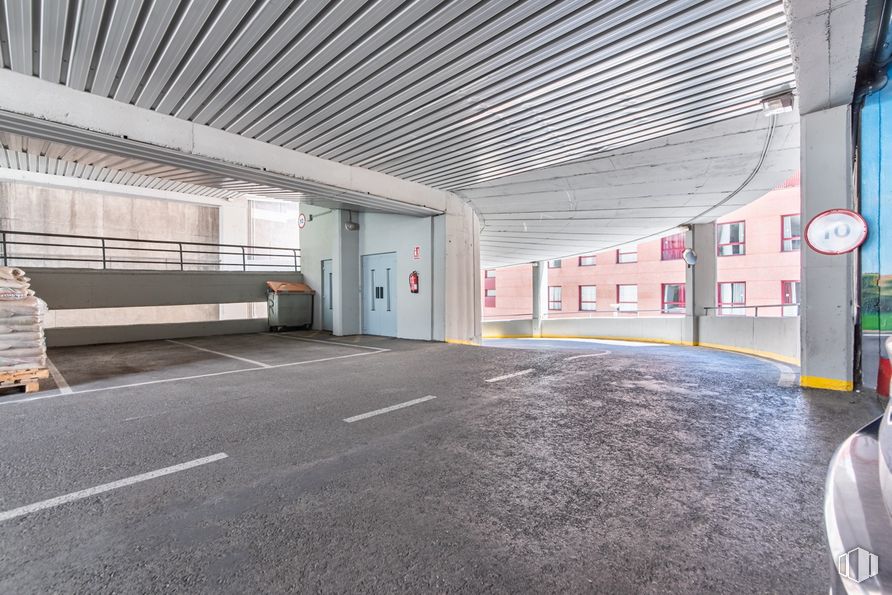 Nave en venta en Calle María Tubau, Fuencarral - El Pardo, Madrid, 28049 con puerta, superficie de la carretera, asfalto, edificio, diseño urbano, casa, carretera, suelos, fachada y edificio comercial alrededor