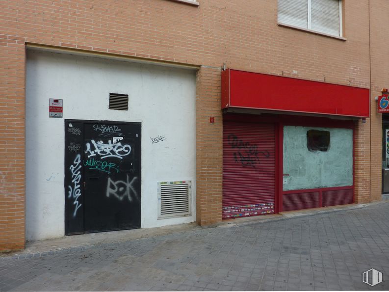 Retail for sale & for rent at Avenida Orovilla, Villaverde, Madrid, 28041 with 1d barcode, window, property, fixture, door, brickwork, brick, road surface, building and asphalt around