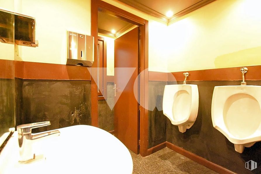 Retail for rent at Zona Renfe, El Escorial, Madrid, 28280 with sink, toilet, tap, property, plumbing fixture, bathroom sink, bathroom, mirror, interior design and wood around