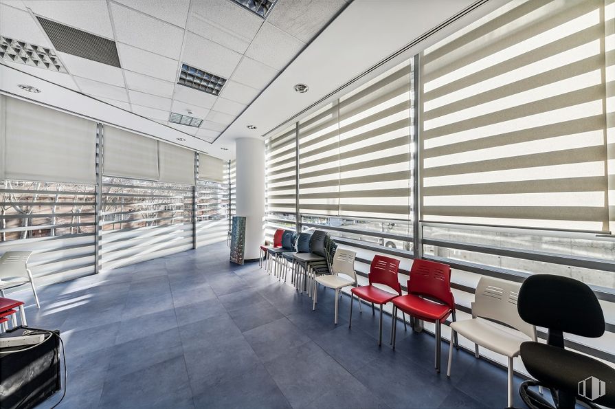 Oficina en alquiler en Calle Labastida, 9-11, Fuencarral - El Pardo, Madrid, 28034 con silla, propiedad, diseño automovilístico, edificio, arquitectura, interiorismo, suelo, suelos, sombra y pared alrededor