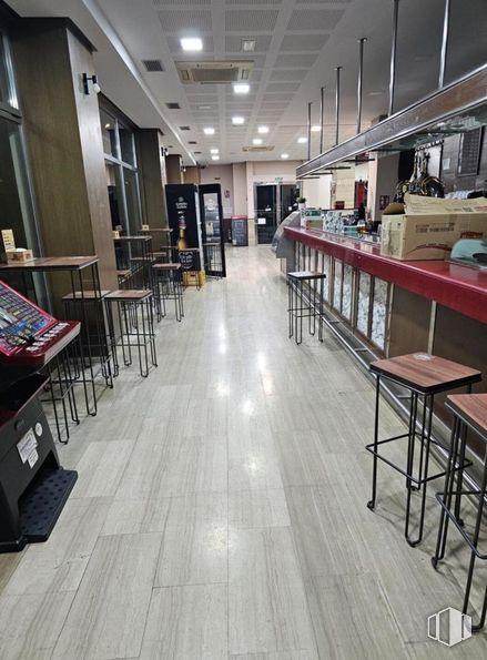 Local en alquiler y venta en Zona Fuensanta-Universidad, Cuenca, 16002 con taburete, suelos, suelo, madera, interiorismo, mueble, suelos de madera, techo, restaurante y madera dura alrededor