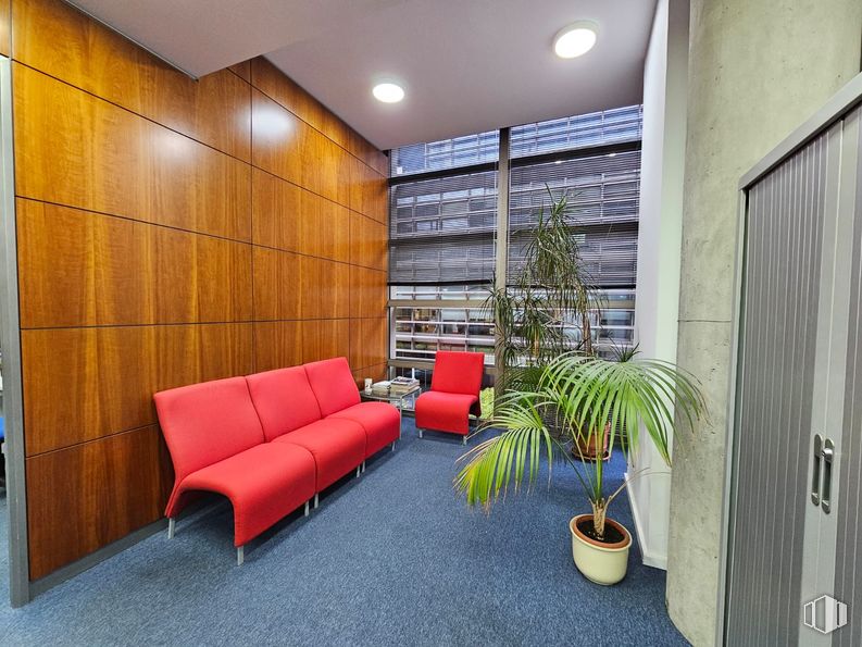 Oficina en venta en Natea Business Park, Avenida Industria, 4, Alcobendas, Madrid, 28108 con sofá, silla, puerta, planta de interior, mueble, maceta, planta, propiedad, confort y edificio alrededor