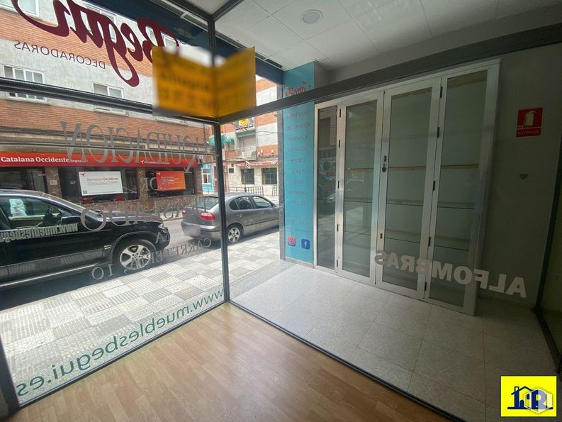 Retail for rent at Centro urbano, Cuenca, 16002 with tire, car, automotive parking light, wheel, property, vehicle, automotive tire, automotive design, automotive exterior and automotive tail & brake light around