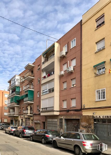 Retail for sale at Avenida Nuestra Señora de Valvanera, Carabanchel, Madrid, 28025 with car, building, window, tire, sky, wheel, cloud, property, vehicle and infrastructure around