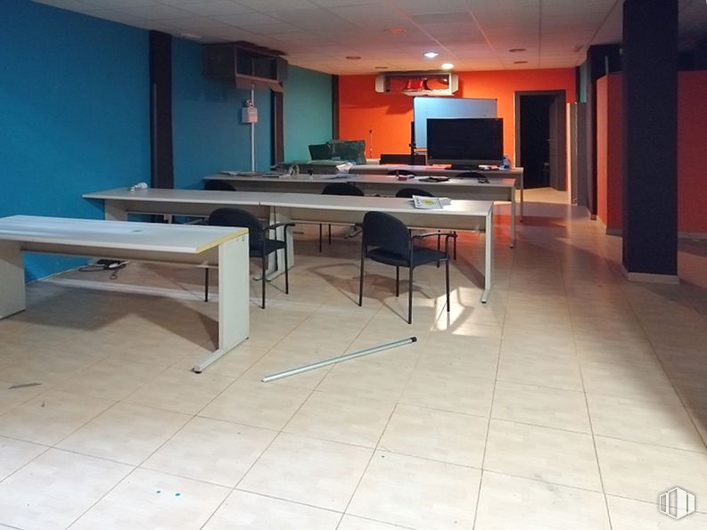 Retail for sale & for rent at Paseo San Roque, Ávila, 05003 with chair, table, television, furniture, interior design, flooring, wood, hall, floor and tile flooring around