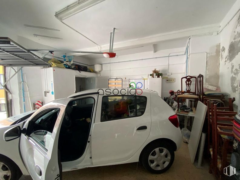 Retail for sale at Casco histórico, Guadalajara, 19001 with car, tire, wheel, door, window, vehicle, automotive tire, hood, motor vehicle and automotive design around