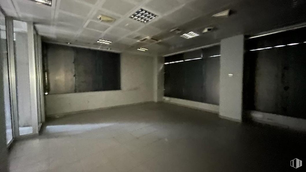 Retail for sale at Calle Camino Vinatero, Moratalaz, Madrid, 28030 with window, building, fixture, flooring, floor, hall, ceiling, concrete, event and house around