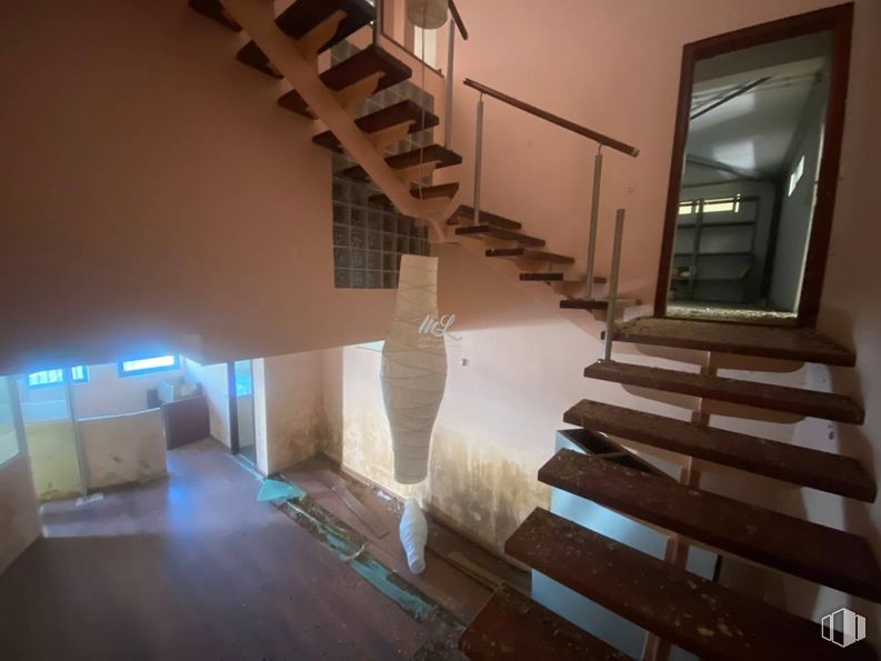 Industrial for sale at Polígono Santa Bárbara, Toledo, 45006 with wood, stairs, flooring, interior design, floor, lighting, ceiling, handrail, wood stain and hardwood around