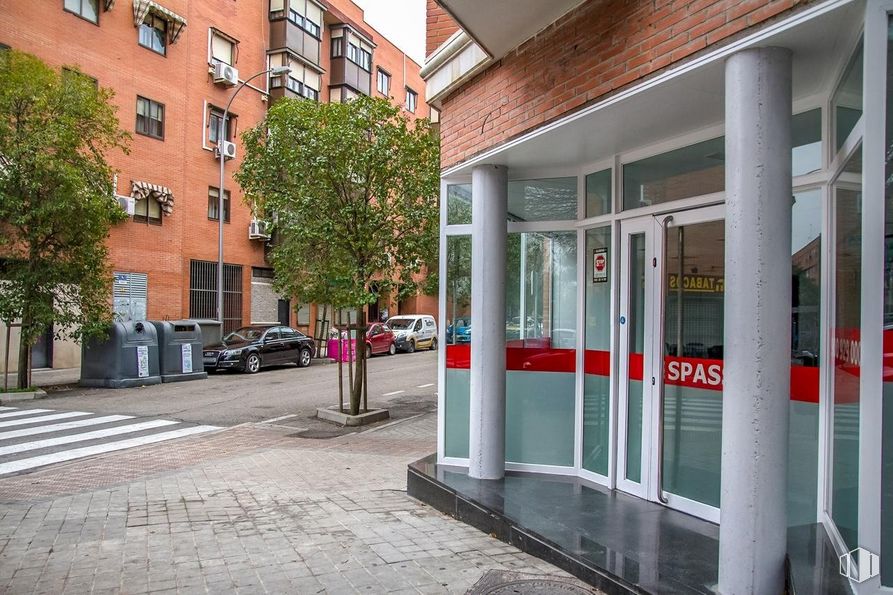 Local en venta en Calle Consenso, 16, Villaverde, Madrid, 28021 con edificio, coche, ventana, accesorio, superficie de carretera, árbol, diseño urbano, planta, acera y propiedad material alrededor