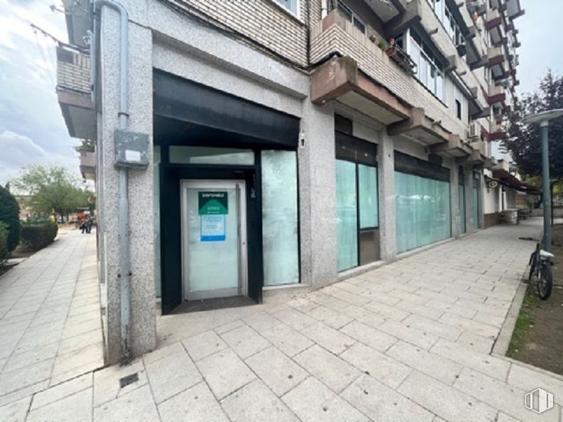 Retail for sale & for rent at Avenida Nuestra Señora de la Vega, San Martín de la Vega, Madrid, 28330 with door, window and sidewalk around