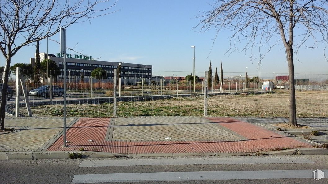 Suelo en venta en Calle Berzosa de Lozoya, 6, Villaverde, Madrid, 28021 con edificio, cielo, día, planta, superficie de la carretera, árbol, valla, asfalto, terreno y cercas de alambre alrededor