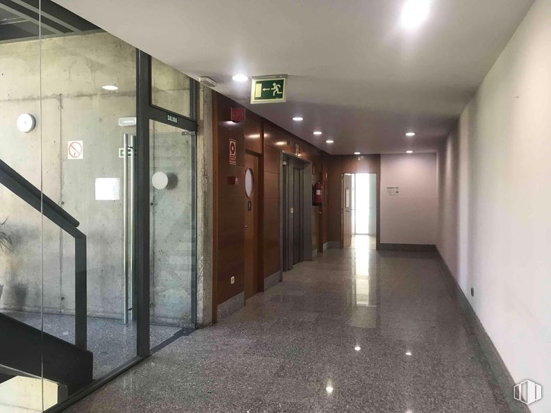 Office for rent at Zona empresarial, Alcobendas, Madrid, 28108 with flooring, floor, ceiling, interior design, tile flooring, glass, silver, wood stain, transparency and hall around