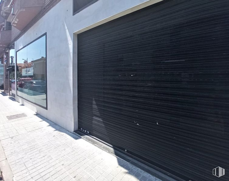 Local en venta en Calle Jacinto Benavente, Villanueva de la Cañada, Madrid, 28691 con edificio, superficie de carretera, sombra, gris, asfalto, diseño urbano, material compuesto, fachada, madera y tintes y matices alrededor