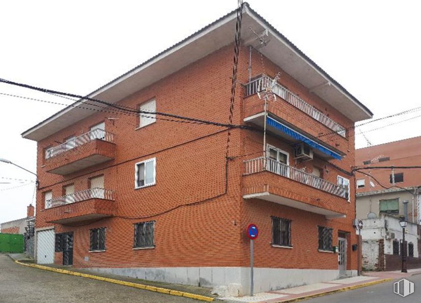 Retail for rent at Calle General Mola, Recas, Toledo, 45211 with building, window, sky, brick, urban design, wood, brickwork, residential area, facade and fixture around