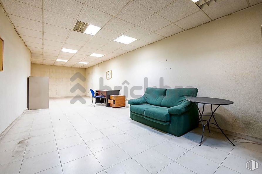 Local en alquiler y venta en Calle Jaén, 8, Tetuán, Madrid, 28020 con sofá, loveseat, mueble, propiedad, mesa, confort, interiorismo, suelos, suelo y sofá estudio alrededor