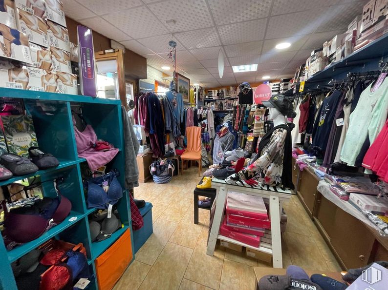 Local en venta en Centro, Moralzarzal, Madrid, 28411 con zapato, venta al por menor, bolsa, vaqueros, equipaje y bolsos, tienda outlet, equipaje, mercado, tienda y mochila alrededor