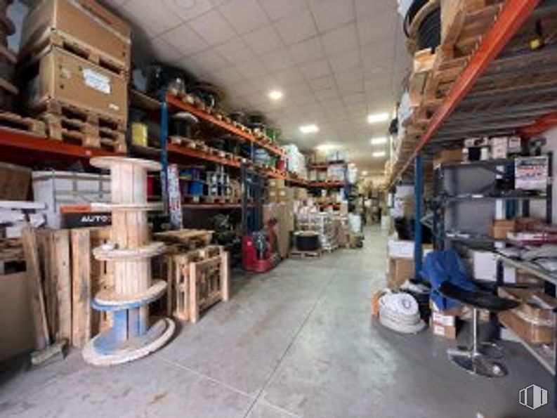 Industrial for sale at Calle Ciudad de Frías, 23, Villaverde, Madrid, 28021 with shelf, wood, shelving, floor, flooring, retail, hardwood, service, city and customer around