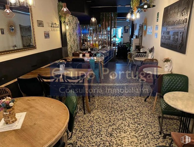 Retail for rent at Zona Chamberí, Chamberí, Madrid, 28015 with chair, table top, mirror, restaurant, glass, houseplant, kitchen & dining room table and display window around