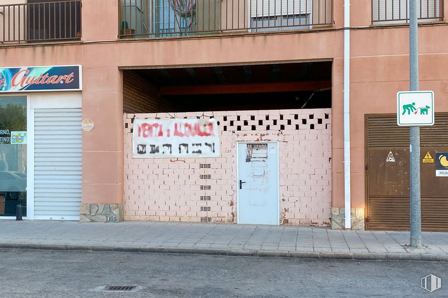 Local en alquiler y venta en Avenida Magallanes, 13, Santa Cruz de la Zarza, Toledo, 45370 con puerta, edificio, ventana, accesorio, asfalto, ladrillo, superficie de carretera, barrio, pared y fuente alrededor