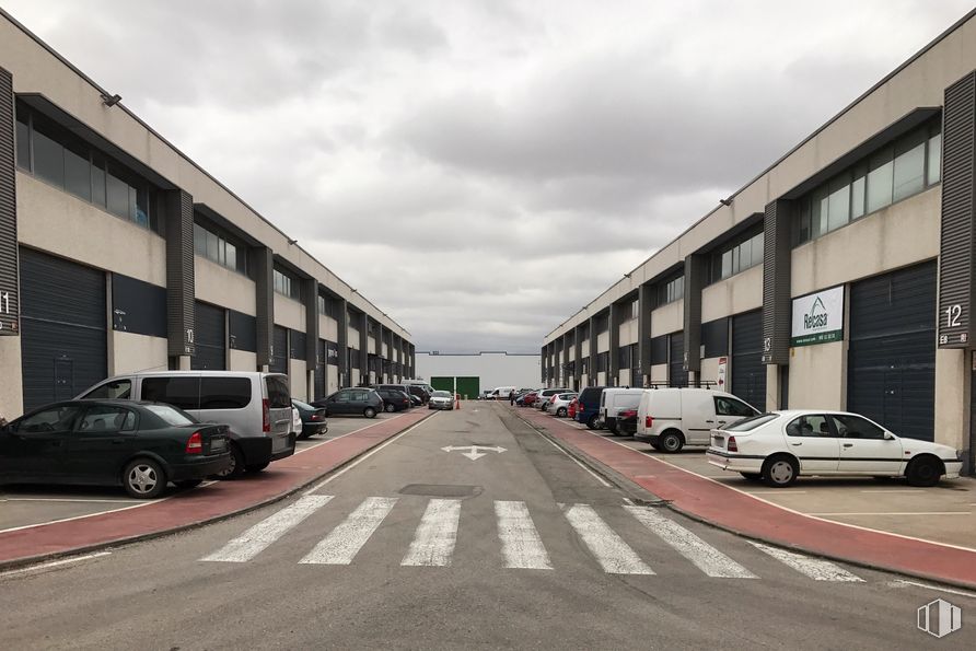 Nave en alquiler y venta en Calle Ferrocarril, 16, Meco, Madrid, 28880 con coche, edificio, neumático, rueda, vehículo terrestre, nube, día, cielo, vehículo y infraestructura alrededor