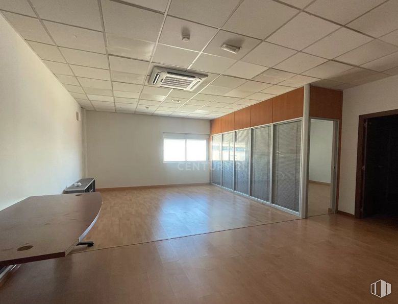 Nave en alquiler en Zona La Garena, Alcalá de Henares, Madrid, 28806 con ventana, mesa, lámpara, puerta, edificio, hall, accesorio, sombra, madera y suelo alrededor