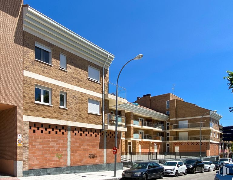 Local en alquiler y venta en Calle Julián Berrendero, 14, San Agustín del Guadalix, Madrid, 28750 con coche, ventana, cielo, edificio, rueda, luz de la calle, neumático, vehículo, diseño urbano y barrio alrededor