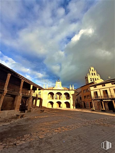 Retail for sale & for rent at Plaza Mayor, Ayllón, Segovia, 40520 with building, cloud, sky, window, landscape, tints and shades, facade, city, human settlement and cumulus around