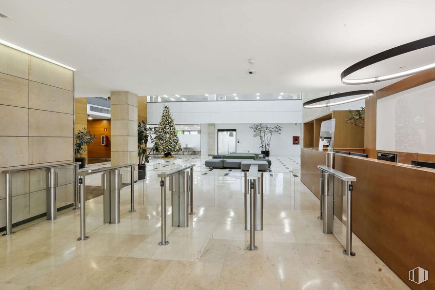 Oficina en alquiler en Edificio A, Calle José Echegaray, 6, Las Rozas de Madrid, Madrid, 28230 con mueble, mesa, edificio, ebanistería, diseño de interiores, alumbrado, madera, pasillo, casa y piso alrededor