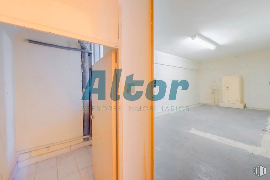 Local en venta en Calle de Alejandro Rodríguez, Tetuán, Madrid, 28039 con lámpara, suelos, suelo y escayola alrededor