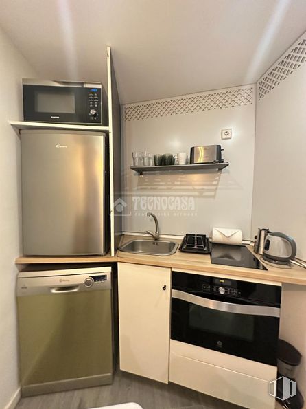 Retail for sale at Zona Sol, Centro, Madrid, 28012 with dishwasher, microwave oven, refrigerator, oven, cabinetry, countertop, property, building, furniture and kitchen stove around