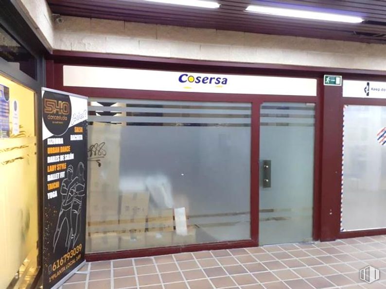 Local en venta en Monterozas, Las Rozas de Madrid, Madrid, 28230 con material compuesto, vidrio, puerta, transparencia, publicidad y limpieza alrededor