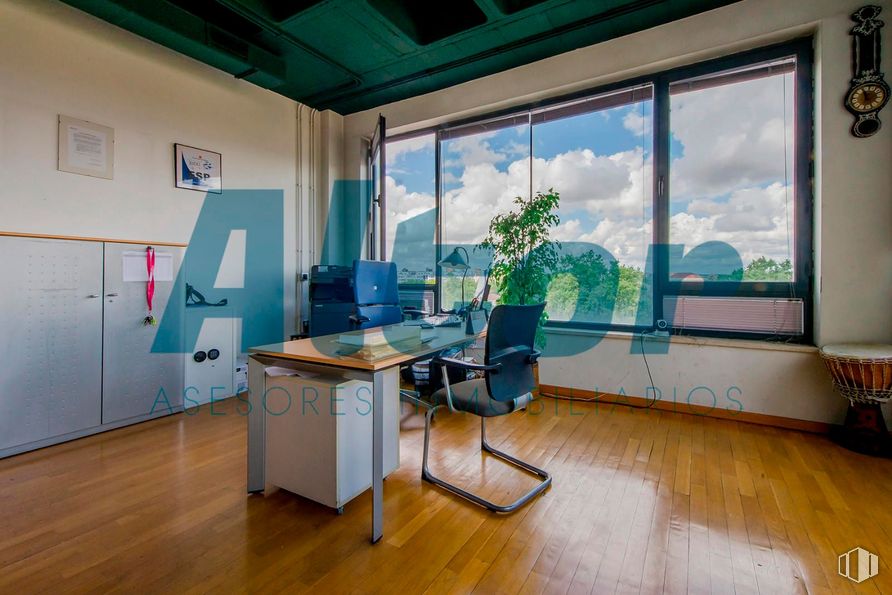 Oficina en venta en Calle Secoya, Carabanchel, Madrid, 28054 con silla, escritorio, ventana, edificio, propiedad, mueble, mesa, azure, planta y madera alrededor