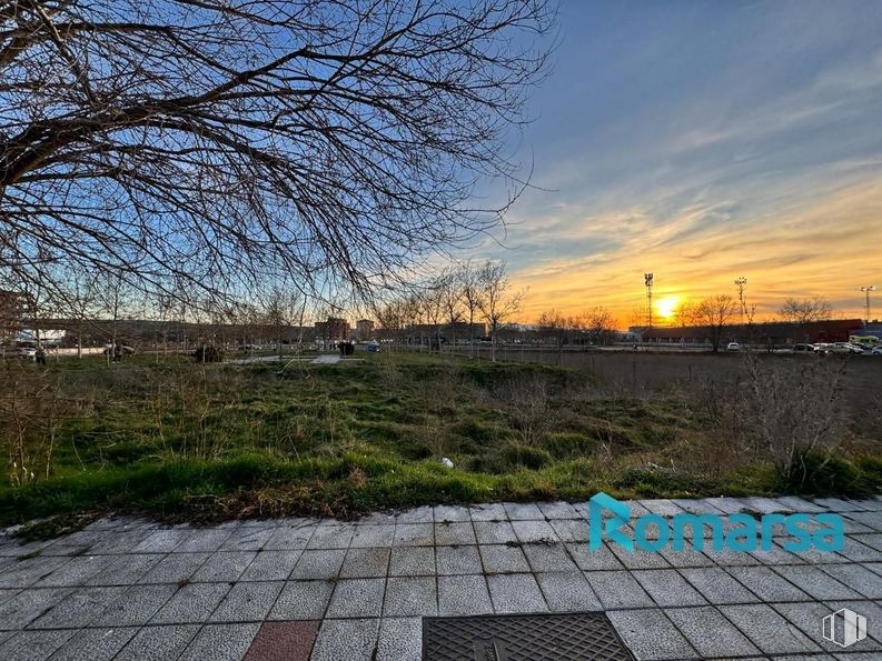 Land for sale at Urbanización Santo Tomé, Ávila, 05003 with sky, plant, cloud, road surface, tree, natural landscape, asphalt, grass, road and landscape around