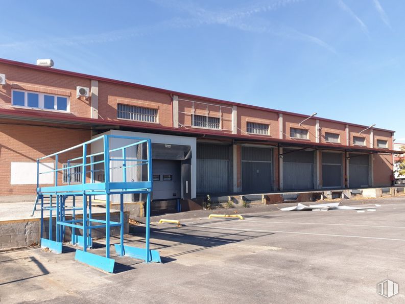 Industrial for rent at Zona industrial Alcalá, Alcalá de Henares, Madrid, 28806 with building, window, sky, shade, urban design, wood, residential area, facade, composite material and asphalt around