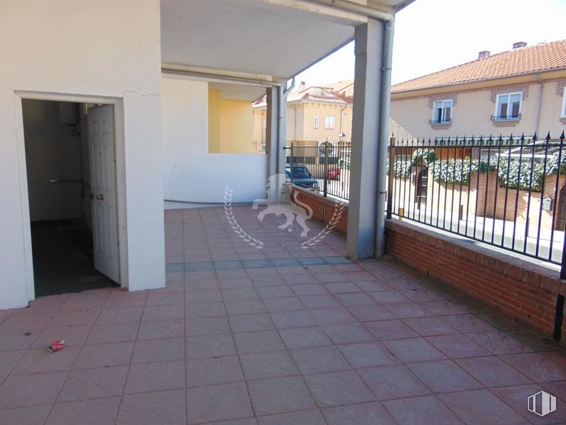 Retail for rent at Calle Río Duero, 1, Ávila, 05004 with door, building, flowerpot, houseplant, wood, sky, floor, flooring, fence and house around