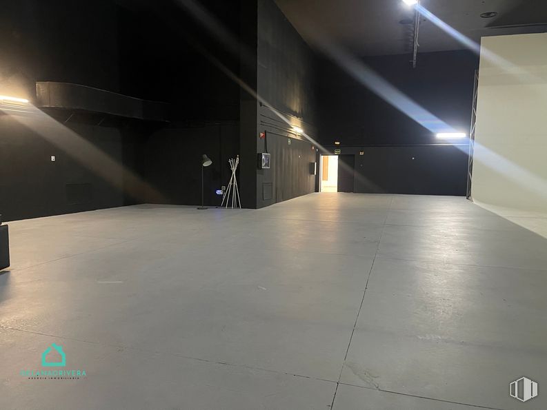 Retail for rent at Zona Los Ángeles de San Rafael, El Espinar, Segovia, 40424 with floor, flooring, wall, asphalt, tints and shades, composite material, ceiling, space, building and concrete around