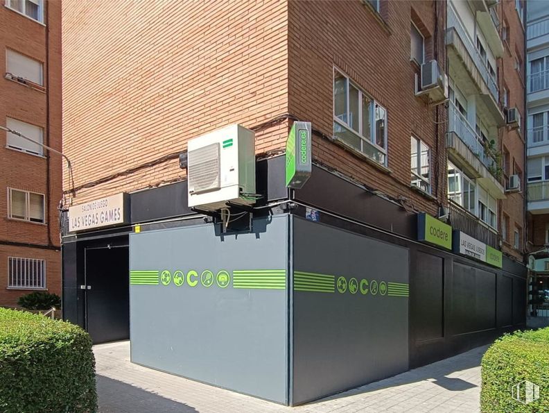 Local en venta en Calle Illescas, La Latina, Madrid, 28024 con ventana, planta, edificio, diseño urbano, madera, sombra, condominio, pared, barrio y superficie de la carretera alrededor