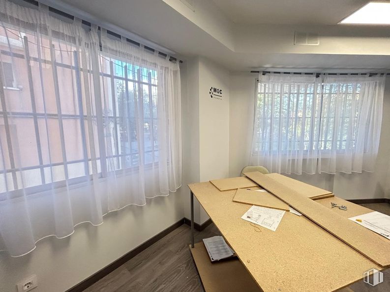 Retail for rent at Avenida Emperatriz Isabel, Carabanchel, Madrid, 28019 with table top, light fixture, window, building, fixture, wood, textile, shade, table and window blind around