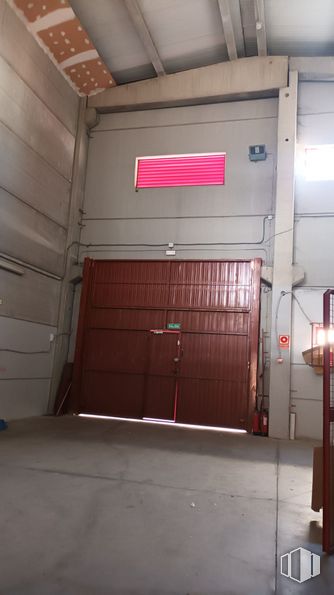 Industrial for rent at Calle Turín, 15, Parla, Madrid, 28980 with door, building, window, vehicle, fixture, house, wood, flooring, gas and automotive exterior around