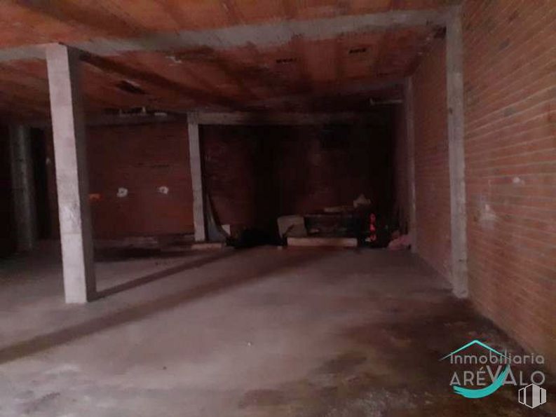 Retail for rent at Calle Teso Nuevo, Arévalo, Ávila, 05200 with building, floor, flooring, composite material, house, concrete, building material, ceiling, fixture and wood around