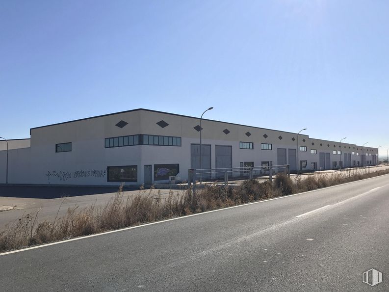 Industrial for sale at Terreno Sector 4, 81, Barcience, Toledo, 45525 with building, sky, plant, window, asphalt, land lot, landscape, tar, residential area and real estate around