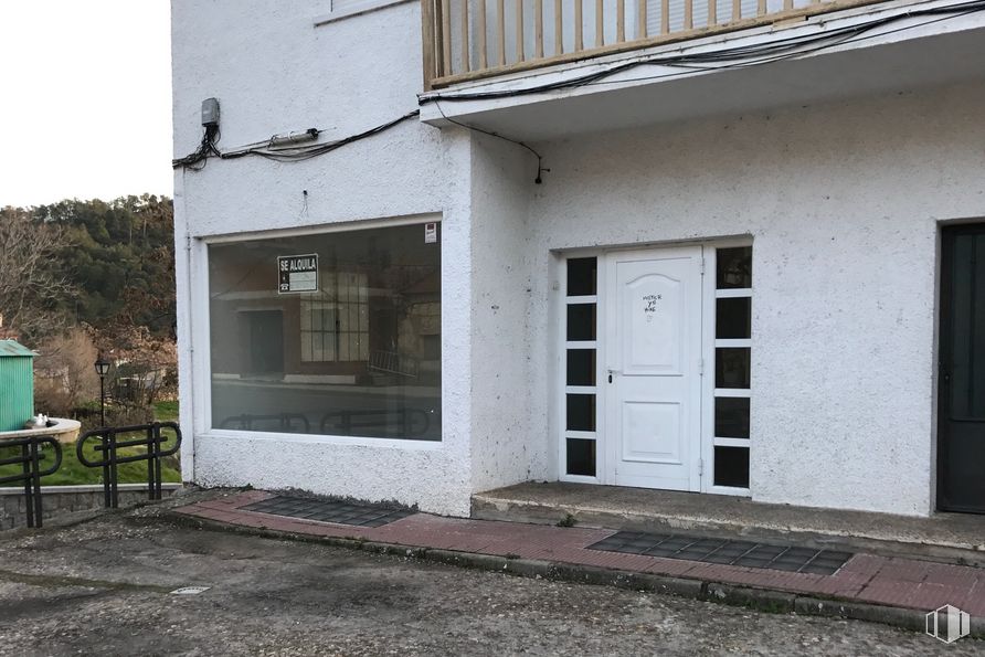 Retail for rent at Travesía Dos de Mayo, 35, Valdemaqueda, Madrid, 28295 with door, window, house, building, plant, land lot, shade, residential area, fixture and asphalt around