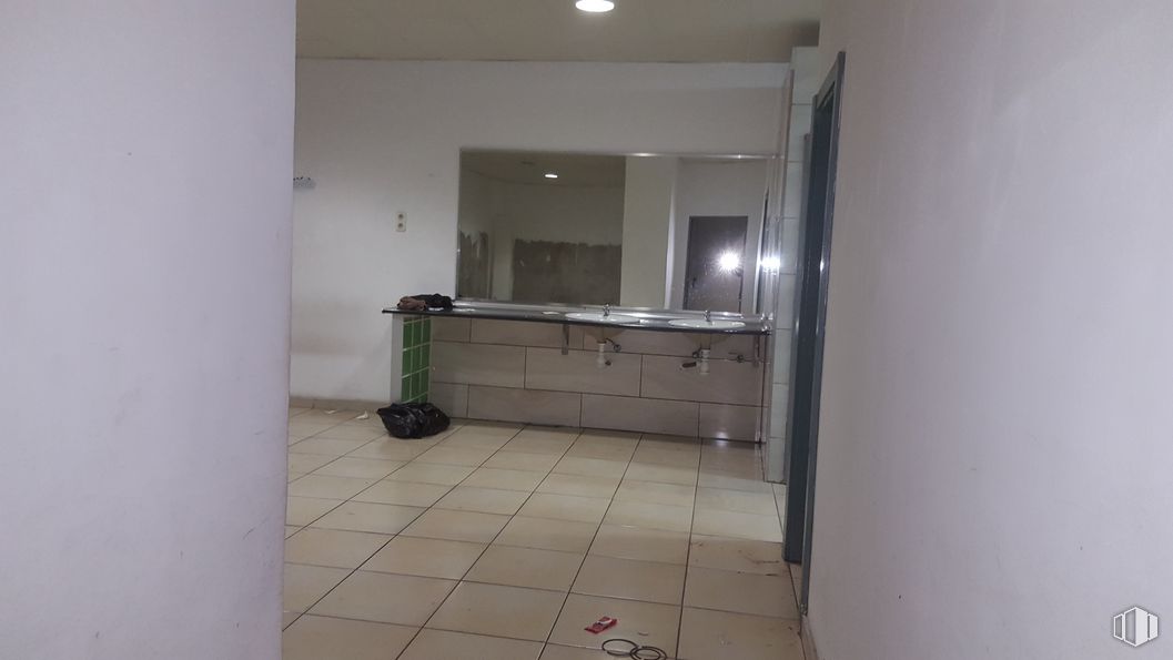 Nave en alquiler en Calle Tres de Abril, 3, Torrejón de Ardoz, Madrid, 28850 con ebanistería, accesorio, espejo, fregadero, cuarto de baño, madera, suelo, suelo de baldosas, suelos y madera dura alrededor