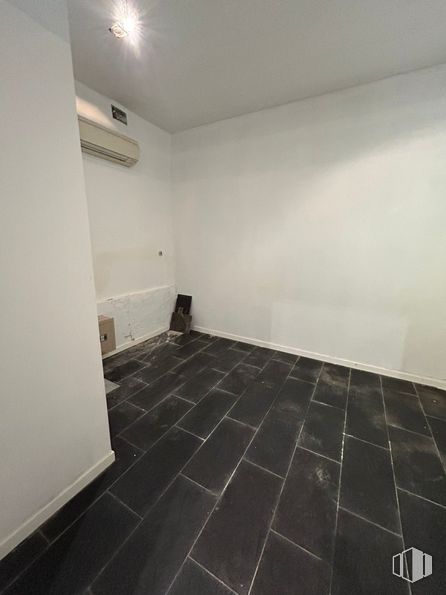 Retail for rent at Calle Infantas, 19, Centro, Madrid, 28004 with property, fixture, interior design, architecture, tile flooring, wood, floor, flooring, composite material and building material around