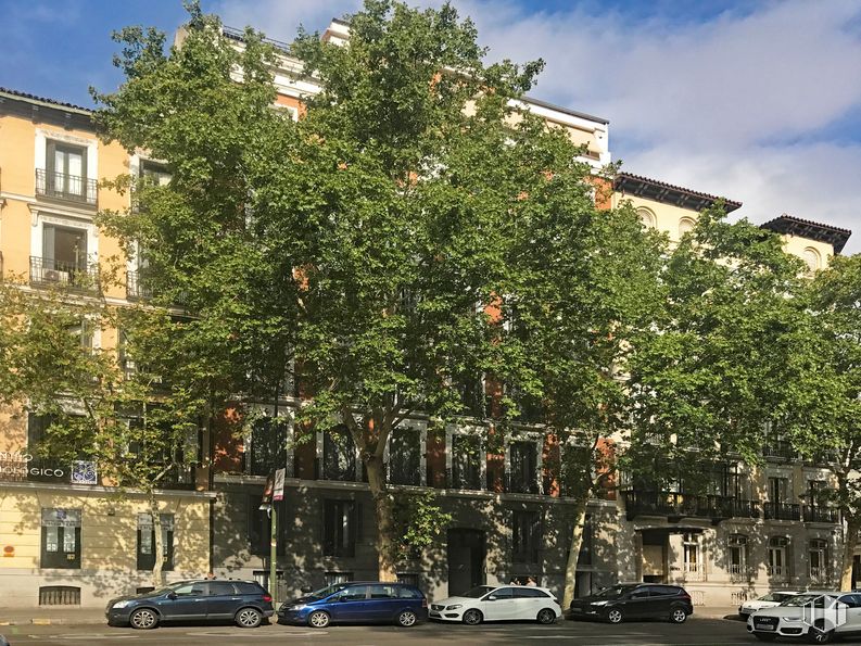 Oficina en alquiler en Calle Alfonso XII, 8, Retiro, Madrid, 28014 con coche, edificio, ventana, cielo, nube, rueda, planta, vehículo, diseño urbano y barrio alrededor