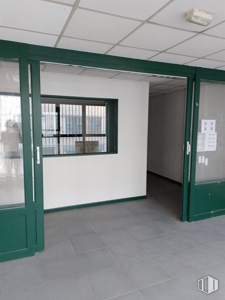 Industrial for rent at Calle Luis I, Villa de Vallecas, Madrid, 28031 with window, door, building, fixture, flooring, hall, floor, shade, automotive exterior and vehicle door around