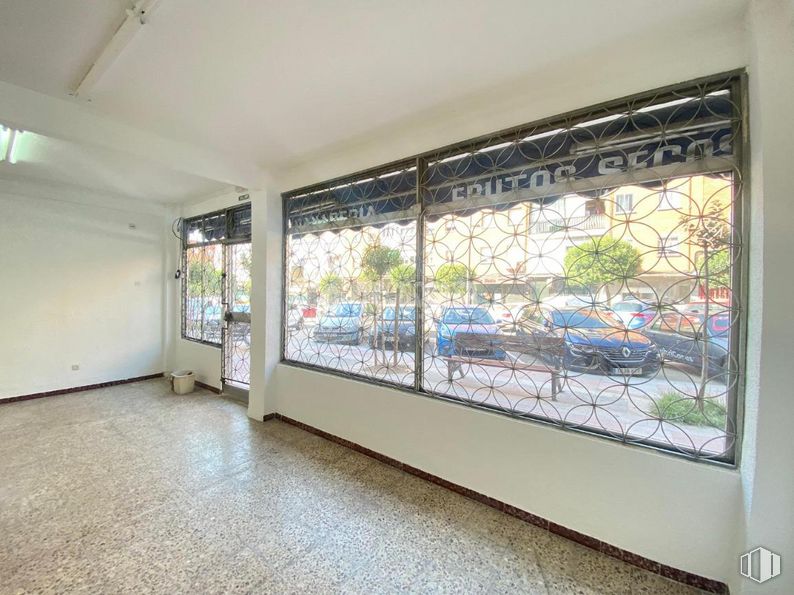 Retail for rent at Calle Galicia, Getafe, Madrid, 28903 with window, building, plant, fixture, shade, wheel, floor, flooring, glass and tints and shades around