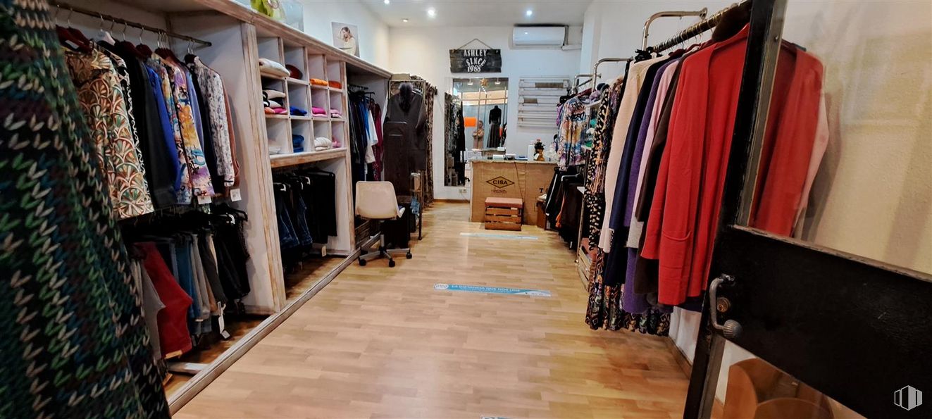 Local en venta en Avenida España, Majadahonda, Madrid, 28220 con armario, estante, cliente, suelo, diseño automovilístico, percha, venta al por menor, suelos, ir de compras y servicio alrededor